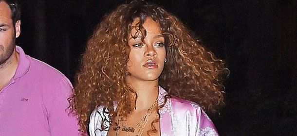 Rihanna in pigiama a New York: passeggiata con vestaglia e reggiseno [FOTO]