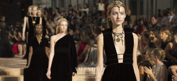 Valentino Haute Couture: a Roma la sfilata è un collage di storia, nero e sensualità