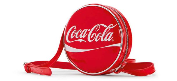Carpisa e Coca-Cola: borse, zaini e pochette per una capsule collection in salsa pop