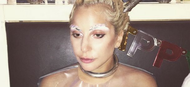 Lady Gaga e le sopracciglia decorate: brillantini, paillettes e borchie per un look scintillante