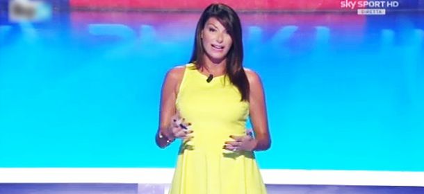 Ilaria D'Amico incinta non cambia look: abiti corti e colori accesi nel suo guardaroba