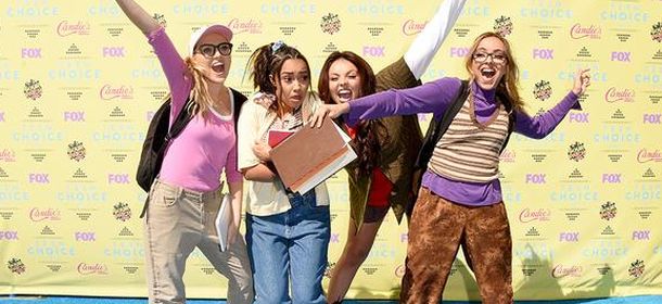 Little Mix ai Teen Coice Awards 2015, doppio look nerd/sexy. La trasformazione sul palco