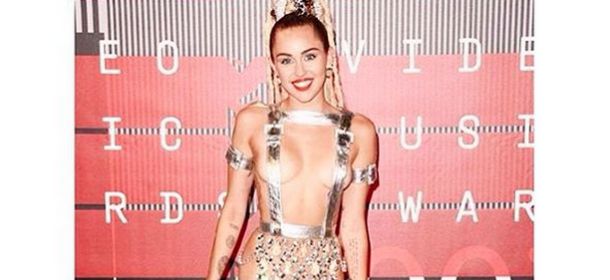 Miley Cyrus senza slip agli Mtv Video Music Awards: nudo, che passione!
