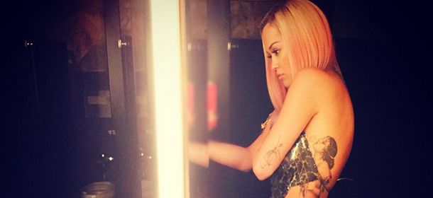 Rita Ora cambia look e sfoggia lo shatush arcobaleno [FOTO]
