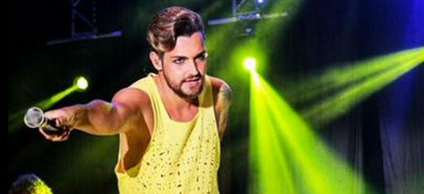 Valerio Scanu: la canotta gialla della discordia messa all'asta per beneficenza