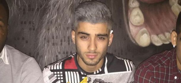 Zayn Malik cambia (di nuovo) look: capelli grigio acciaio per il suo urban style