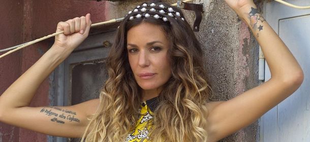 Alessia Fabiani in versione anni '70 per 'Un coperto in più': "Amo il vintage" [INTERVISTA]