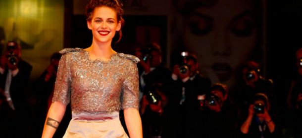 Venezia 72: Kristen Stewart in Chanel illumina il red carpet [FOTO]