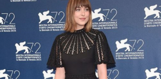 Venezia 72, Dakota Johnson in nero Valentino conferma il suo fascino [FOTO]