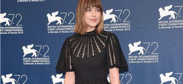 Venezia 72, Dakota Johnson in nero Valentino conferma il suo fascino [FOTO]