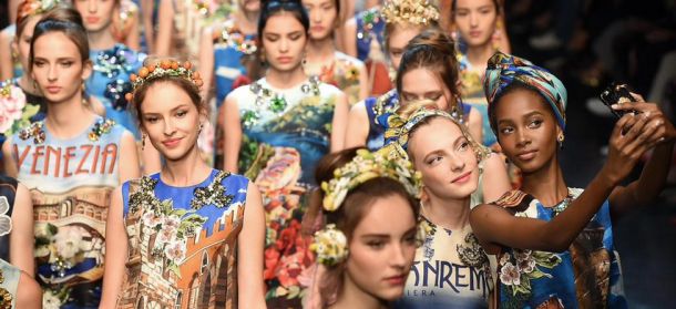 MFW 2015, Dolce & Gabbana portano un selfie-show in passerella per omaggiare l'Italia