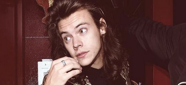 Harry Styles degli One Direction veste Gucci alla sfilata di Miu Miu [FOTO]