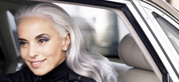 Yasmina Rossi, la nonna-modella di 59 anni che spopola in Rete [FOTO]