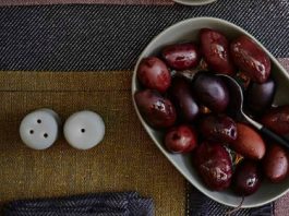 Ikea presenta Sittning, la collezione di piatti, bicchieri e tovaglie in edizione limitata