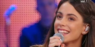 Martina Stoessel sceglie (di nuovo) un completo bianco per Ti lascio una canzone [FOTO]