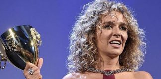 Venezia 72, Valeria Golino: lungo abito bordeaux per festeggiare la Coppa Volpi