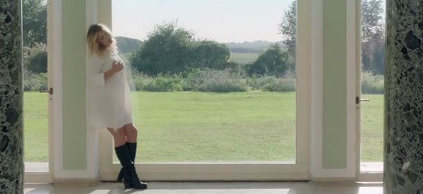 Emma Marrone, abito "piuma colette" firmato Aniye by nel videoclip di "Arriverà l'amore"