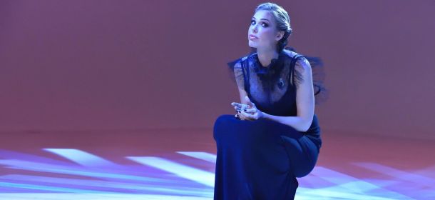Le Iene, Ilary Blasi: l'abito lungo (scelto dal pubblico) riceve consensi [FOTO]