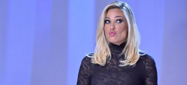 Ilary Blasi e la (nuova) tutina di pizzo a Le Iene: troppo sexy per una futura mamma? [FOTO]