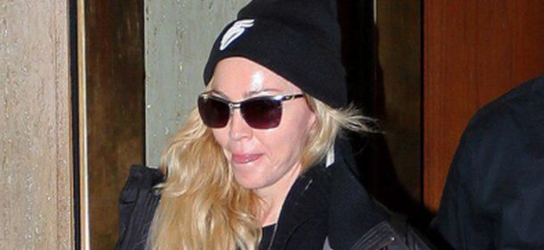 Madonna paparazzata in ciabatte e calzini. Troppo anche per la regina del pop? [FOTO]