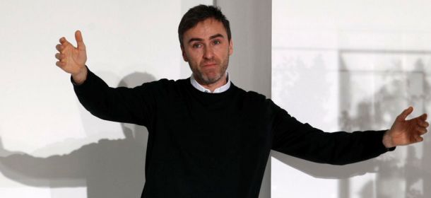 Raf Simons lascia la direzione di Christian Dior: "Motivi personali"
