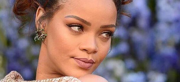 PFW 2015, outfit rosa per Rihanna alla sfilata di Dior [FOTO]