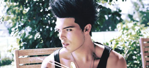 Stash Fiordispino, ciuffo blu per il cantante dei The Kolors. Promosso o bocciato?