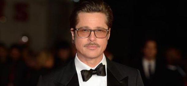 Brad Pitt, capelli biondo platino per le riprese di War Machine [FOTO]