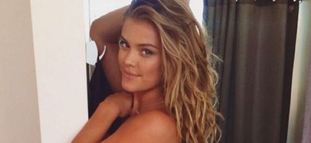 Nina Agdal, la musa di Sports Illustrated nuda su Instagram: "Non trovo le mutande" [FOTO]