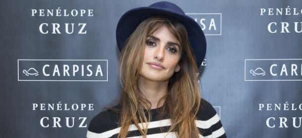 Penelope Cruz, bagno di folla a Milano per l'evento Carpisa [FOTO]