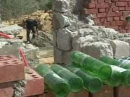 Il Cairo, Timur al-Hadidi realizza una casa fatta con bottiglie di plastica e pneumatici