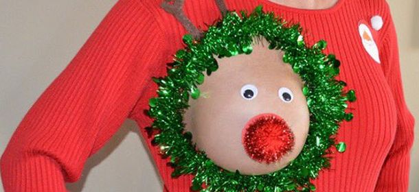 Natale 2015, regali bizzarri? Il maglione col buco sul seno che si trasforma in renna