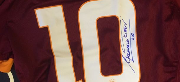 CharityStars: all'asta outfit e accessori di Max Pezzali, Francesco Totti, Mika e tanti altri