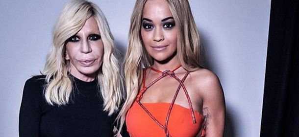 Paris Fashion Week 2016, Rita Ora hot per la sfilata Atelier Versace [FOTO]