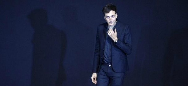 Dopo Lanvin, Dior, Zegna e Ferragamo, stavolta è Hedi Slimane ad abbandonare il suo incarico di direttore creativo, dicendo addio ad Yves Saint Laurent, con cui collaborava da 4 anni. Il designer francese Hedi Slimane è nato a Parigi da padre tunisino. La sua formazione è eclettica: si laurea in Giornalismo e Storia dell’Arte e inizia la sua attività come Art Director Freelance per molte società e redazioni di moda, collaborando a casting e sessioni fotografiche per sfilate. In questo contesto conosce Jose Levy, per il quale lavora dal 1989 al 1992 ed incontra Jean-Jacques Picart, noto scopritore di talenti del settore, che lo presenta ai vertici della Louis Vuitton Moet Hennessey, che gli offrono un lavoro nel reparto accessori. Pupillo di Pierre Bergé, braccio destro di Yves Saint-Laurent, all'età di 27 anni Slimane diviene designer di punta della linea pour homme e direttore artistico di Yves Saint Laurent per il marchio Rive Gauche. Nel 1999 il Gruppo Gucci acquista YSL e Slimane lascia il suo incarico, accettando l'offerta della linea maschile di Christian Dior. Nasce così Dior HOMME, linea che ha disegnato fino alla collezione autunno-inverno 2007-2008. A trentaquattro anni viene premiato dal Council of Fashion Designer of America come miglior stilista internazionale. Dal 2012 rientra nella Yves Saint Laurent, dandovi nuovo impulso, rivisitando l’estetica e contribuendo ad un importante restyling. Dopo 4 anni di successi, ha deciso di abbandonare il gruppo perché considera la sua missione alla maison terminata. Il Presidente della Kering, François-Henri Pinault ha commentato: “Quello che Yves Saint Laurent è riuscito a ottenere in questi ultimi quattro anni rappresenta un capitolo unico nella storia della maison. “Sono molto riconoscente ad Hedi Slimane e a tutto il team di Yves Saint Laurent per aver tracciato il cammino che la maison ha poi abbracciato con successo e che garantirà longevità a questa griffe leggendaria". Non è stato ancora confermato chi prenderà il suo posto, tra i rumors si vocifera il nome di Anthony Vaccarello, ma è ancora tutto da verificare.