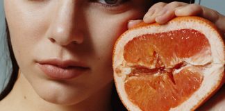 Calvin Klein: scatti hot per la nuova campagna “Erotica”