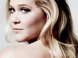 Amy Schumer posa nuda per la copertina del suo libro e diventa un’icona curvy