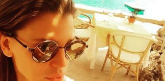 Claudia Galanti mostra il suo lato B a Capri