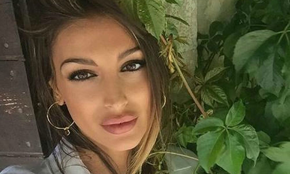 Cristina Buccino nuda nella vasca da bagno