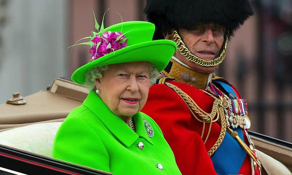 La Regina Elisabetta II stupisce tutti a Trooping the Colour con un abito fluo