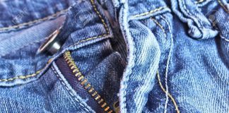 I pantaloni che inviano un messaggio se la zip è aperta