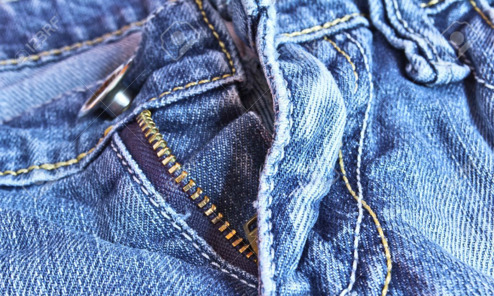 I pantaloni che inviano un messaggio se la zip è aperta