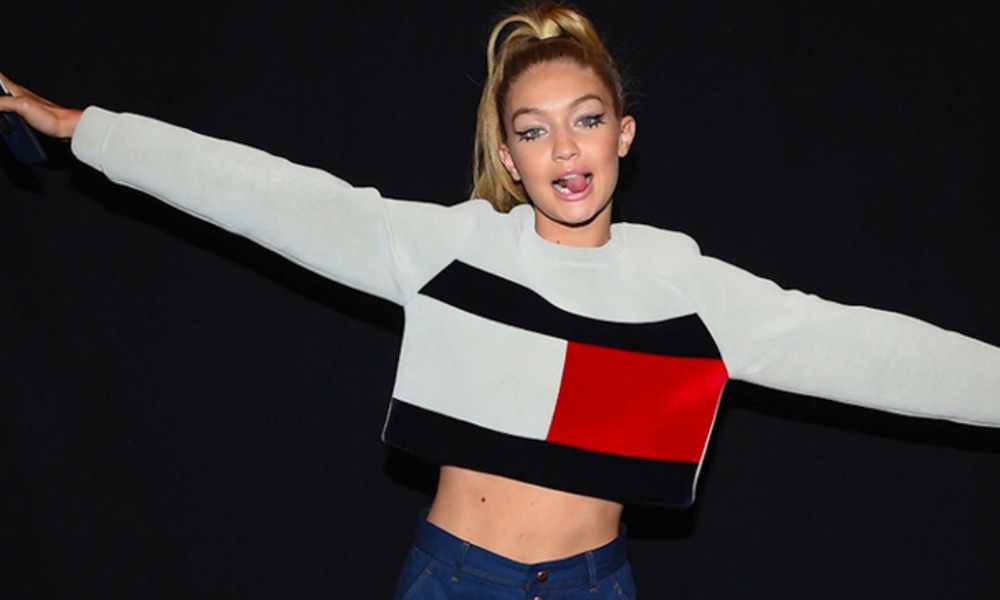 Gigi Hadid: gli outfit 00s indossati nella campagna Tommy Hilfiger