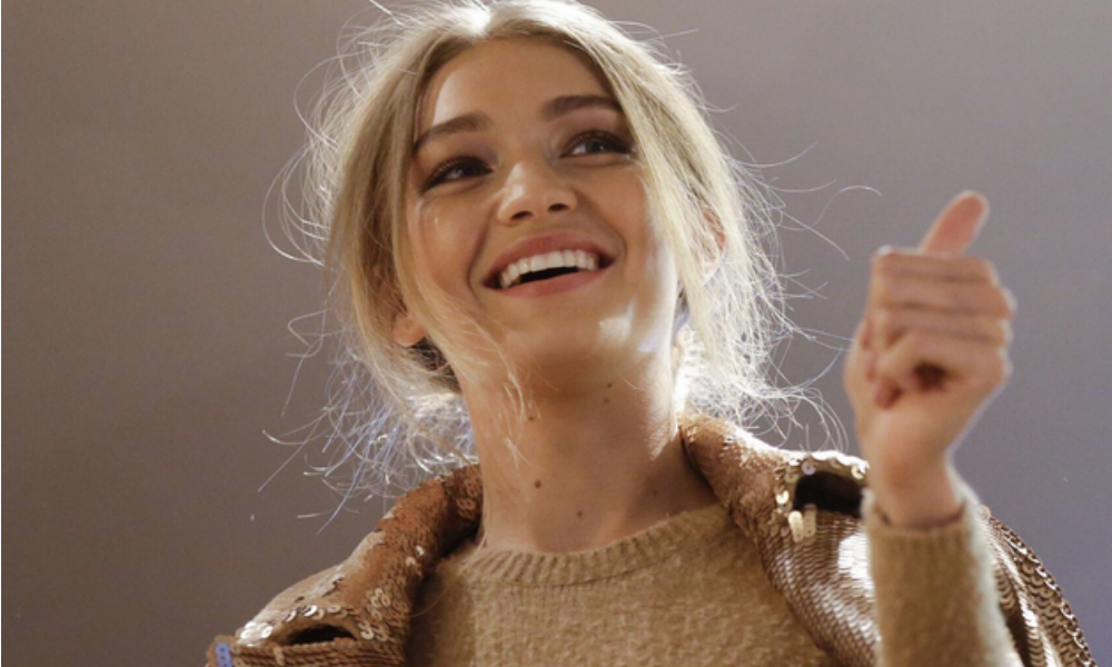 Gigi Hadid risplende e (quasi) cade con classe a Milano Moda Donna 2016