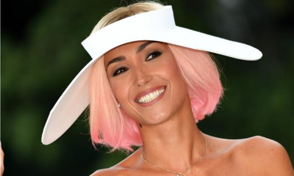 Caterina Balivo ha illuminato Venezia 73 con capelli rosa e vistoso cappello bianco. Ecco l’ennesimo look che sorprende il Lido. Impossibile bissare lo sconcertante show delle “smutandate”, come Giulia Salemi e Dayane Mello (LEGGI ANCHE VENEZIA 73: GIULIA SALEMI E DAYANE MELLO SENZA SLIP, LE POLEMICHE) sono state ribattezzate dai social dopo l’imbarazzante look senza slip. In un’edizione in cui i red carpet hanno creato polveroni e le due showgirl contraltano con la bellezza senza tempo di Emma Stone (LEGGI ANCHE VENEZIA 73: EMMA STONE E I LOOK FROZEN-INSPIRED) o di Amy Adams, anche Caterina Balivo ha tutte le intenzioni di sorprendere il tappeto rosso della Laguna con colori inattesi. La conduttrice, approdata a Venezia insieme al marito Guido Maria Brera, sfodera un caschetto sui toni del rosa. Un colore assolutamente di moda (LEGGI ANCHE NON SOLO CARA DELEVINGNE E KYLIE JENNER: ECCO I CAPELLI DEI COLORI PANTONE) che la Balivo sceglie per un sostegno alla causa delle sportive, anzi come scrive su Instagram, un “omaggio alle donne dello sport che questa estate alle Olimpiadi con le loro bellissime performance e la loro grinta contagiosa hanno portato in alto la nostra bandiera, rendendoci orgogliose di essere italiane. E un “in bocca al lupo” anche alle ragazze del team paralimpico italiano”. La showgirl ha abbinato al suo pink-bob un grande cappello bianco a tese larghe senza parte centrale, un’elegante jumpsuit nera e una borsa fucsia. Ma i capelli pop della Balivo non convincono il pubblico: “Detto Fatto”, dove è apparsa per la prima volta con la nuova tinta, ha scatenato commenti negativi sui social come “Speravo che quell'inguardabile parrucca rosa fosse una pazzia da prima puntata, e invece”, “hanno rovinato l'immagine della donna napoletana, vera e genuina. Caterina non ti si può guardare con il nuovo look”. Ma lei, sicura e convinta, si scatta selfie veneziani trovando una seconda adolescenza in una capigliatura da fatina. Che ne dite, vi piace?