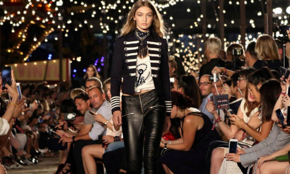 Gigi Hadid, sfilata Tommy al Luna Park