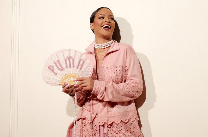 Rihanna reinventa Maria Antonietta con Fenty alla Parigi Fashion Week