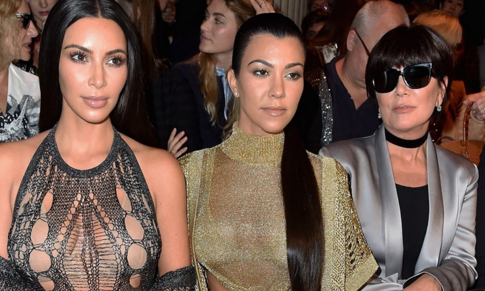 Kim Kardashian quasi nuda da Balmain alla Parigi Fashion Week