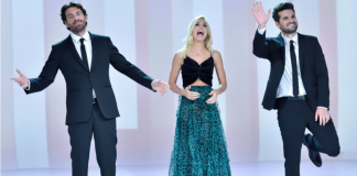 Ilary Blasi a Le Iene, look gypsy con sexy pancia scoperta