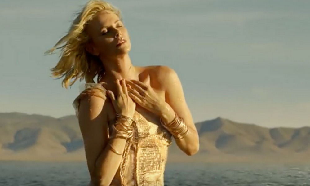 Charlize Theron brilla nello spot Dior